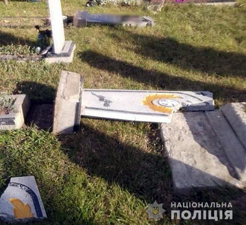 В Полтавской области двое семилетних мальчиков разбили несколько десятков надгробных плит на кладбище 2