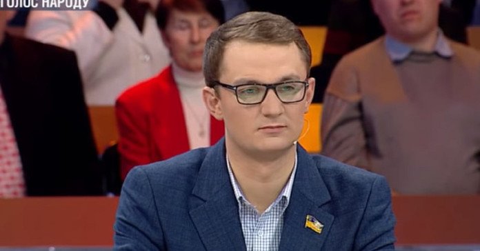 «Рабочая баба», «дети низкого качества» и «велюровый» скандал: чем отличились «Слуги народа» за два года работы в Раде 9