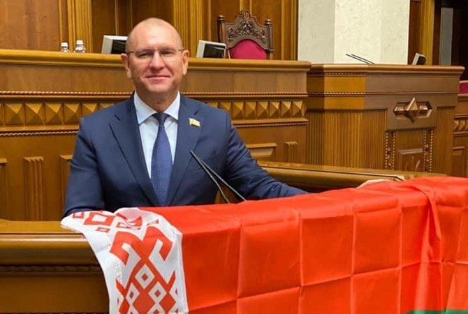 «Рабочая баба», «дети низкого качества» и «велюровый» скандал: чем отличились «Слуги народа» за два года работы в Раде 11