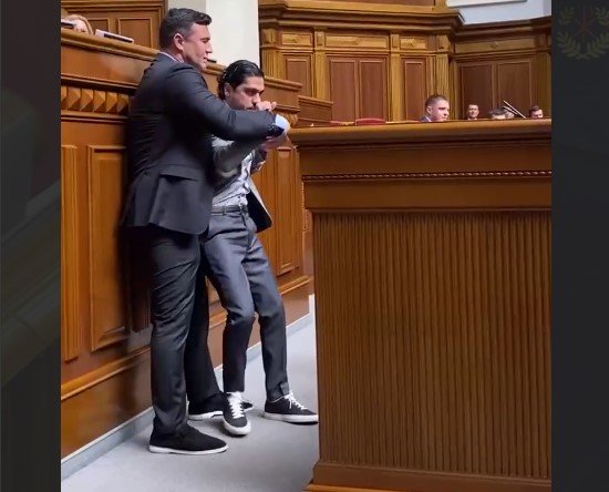 Николай Тищенко пытался вытолкать Гео Лероса с трибуны Верховной Рады 1