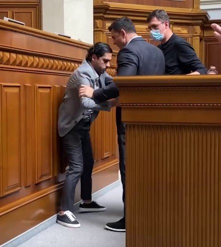 Николай Тищенко пытался вытолкать Гео Лероса с трибуны Верховной Рады 3