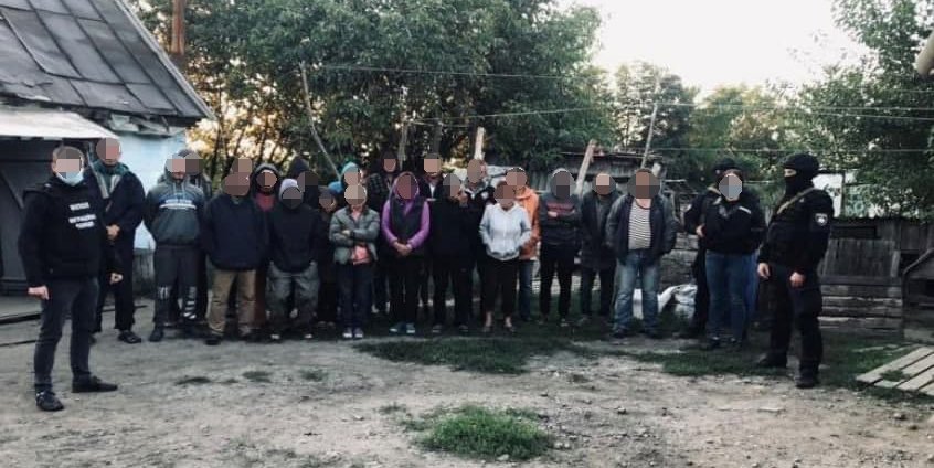 В Днепропетровской области на агропредприятии удерживали 120 человек в трудовом рабстве 3