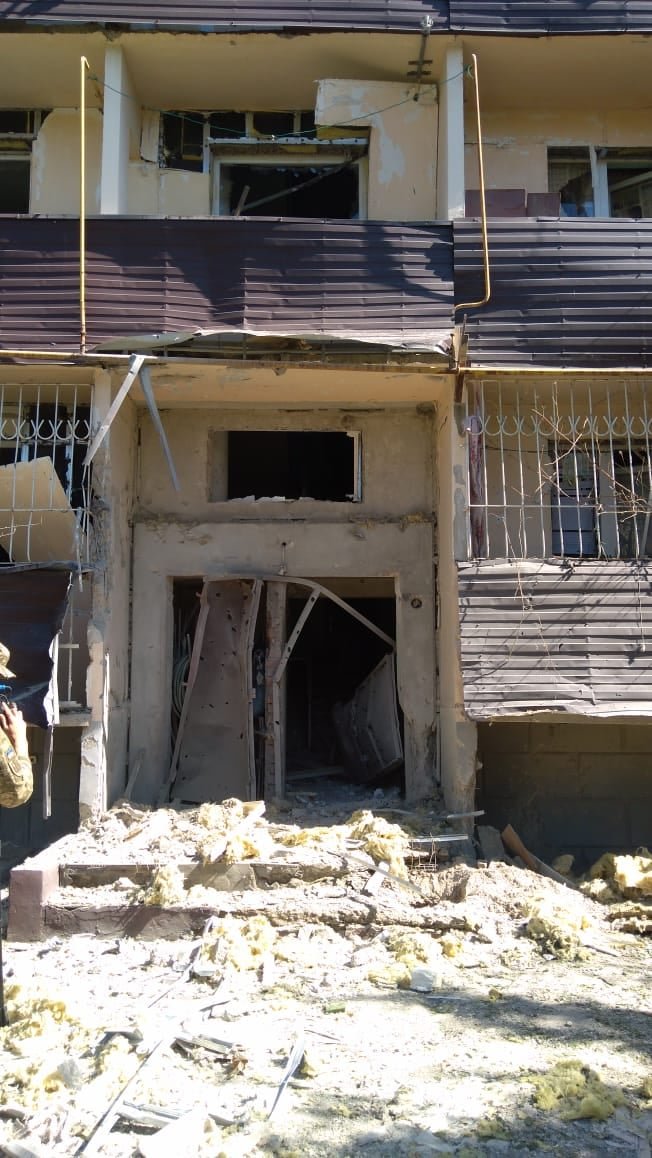 Обострение на Донбассе: боевики продолжают обстреливать села, пострадали дома и авто 2