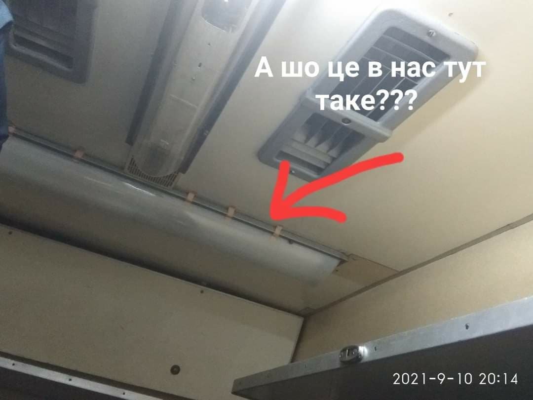 Новый скандал в «Укрзалізниці»: сломанную лампу в поезде приклеили к потолку медицинским пластырем 1