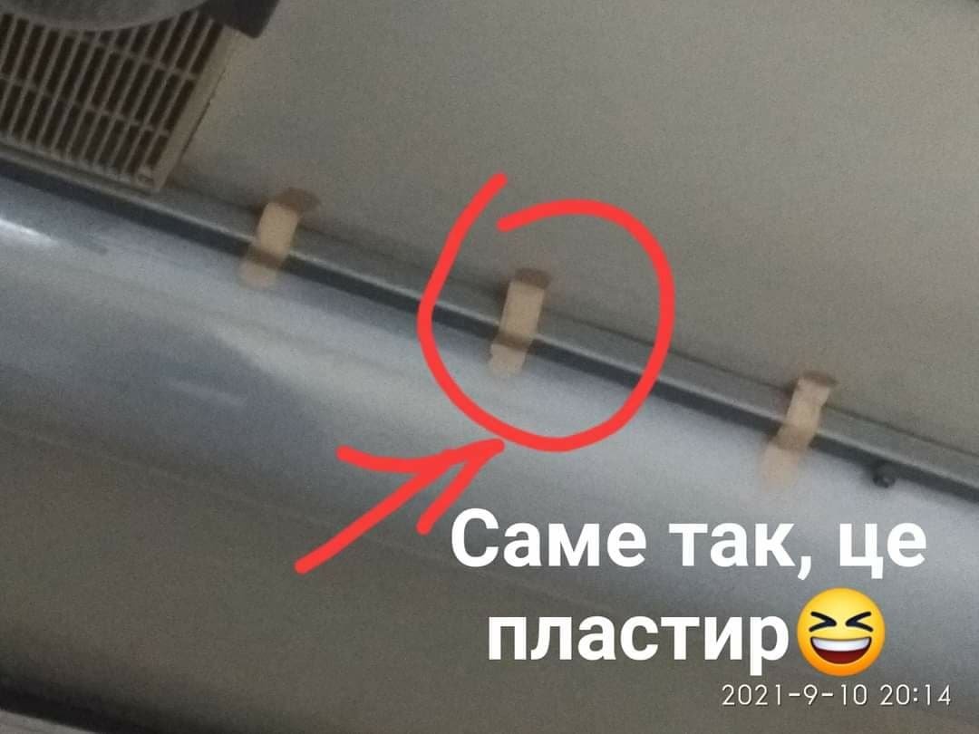 Новый скандал в «Укрзалізниці»: сломанную лампу в поезде приклеили к потолку медицинским пластырем 2