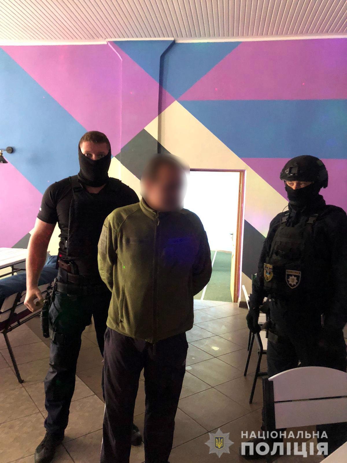 В Херсонской области мужчина забаррикадировался в доме и угрожает его взорвать 1
