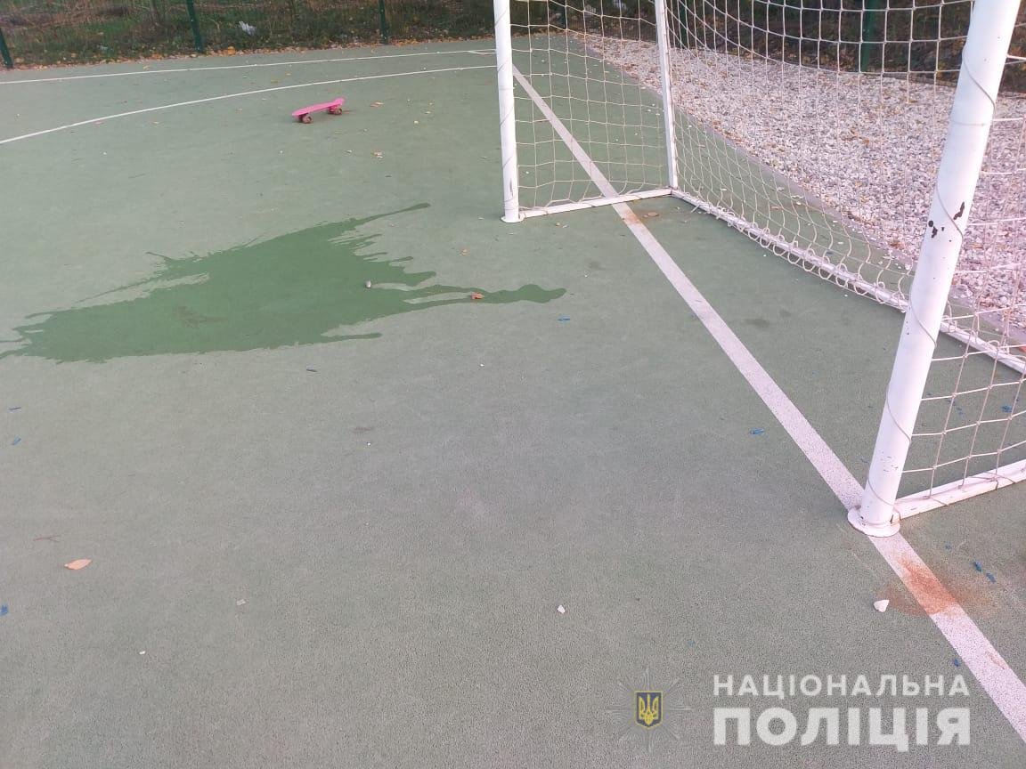 В Харькове на школьном стадионе нашли 6-летнего мальчика без сознания: ребёнок в реанимации 1