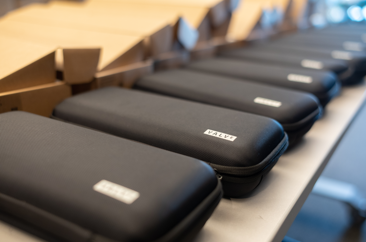 Valve отправила разработчикам первые консоли Steam Deck Valve отправила разработчикам первые консоли Steam Deck