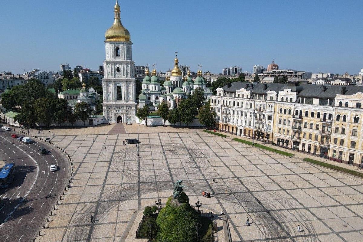 Суд Києва зняв арешт з тих що дрифтували на Софіївській площі автомобілів 1