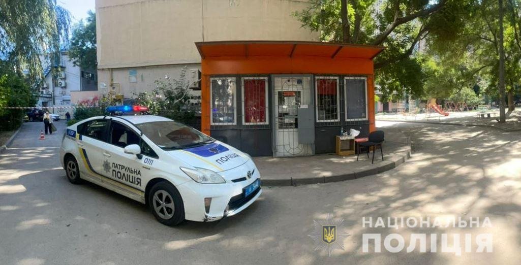 В Одессе мужчина угрожал взорвать гранату на школьном мероприятии 2