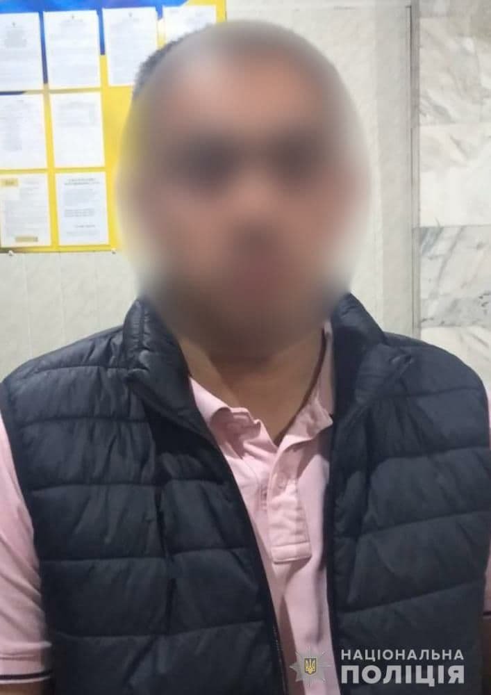 В Черновцах мужчина обстрелял автомобиль во время движения: в нём находились три ребёнка 2