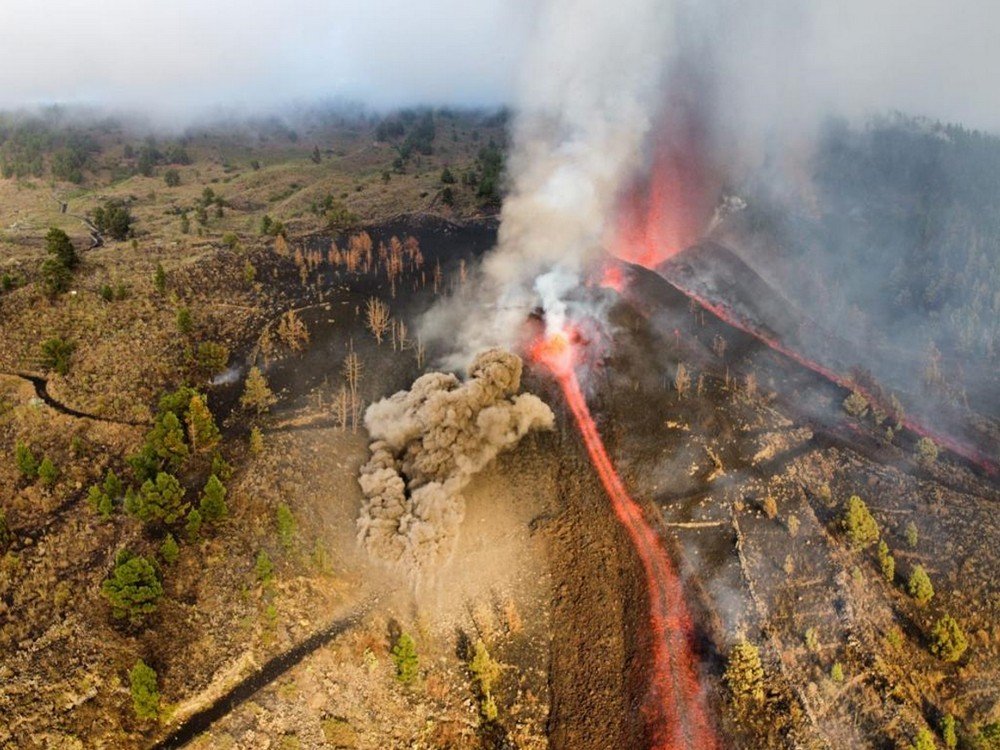 Виверження вулкану Кумбре-Велья на Канарських островах: лава накрила житлові будинки, мешканців чотирьох сіл евакуювали 2