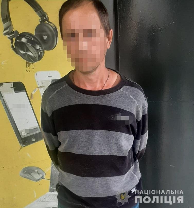 Чоловіка, який змусив 8-річну дівчинку роздягнутися в туалеті школи, взяли під варту 1