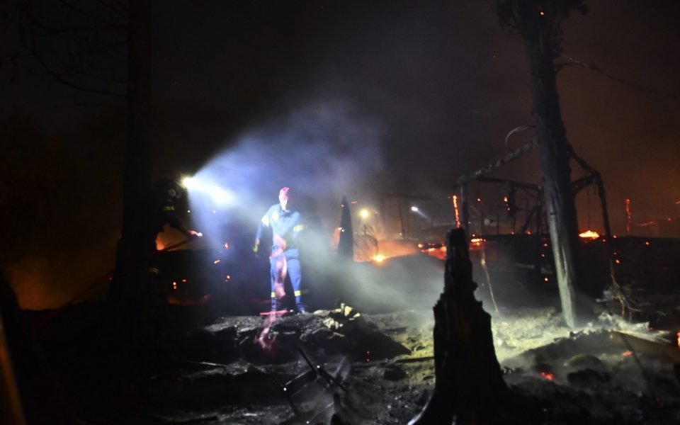 На грецькому острові Самос горів табір для мігрантів: евакуювали 550 осіб 1