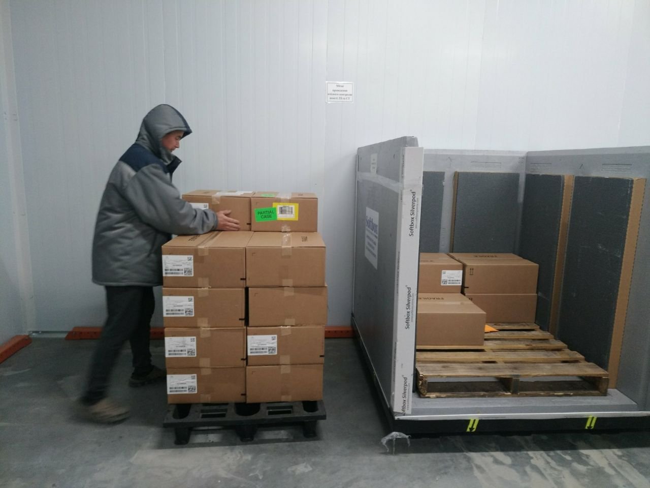 Украина получила 60 тысяч флаконов инновационных лекарств от COVID-19 2