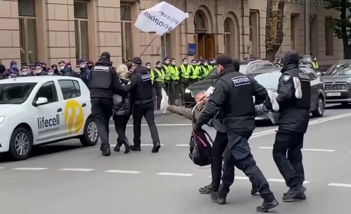 Митинг SaveФОП под Верховной Радой перерос в стычки с силовиками. Некоторых митингующих полицейские уносили на руках 1