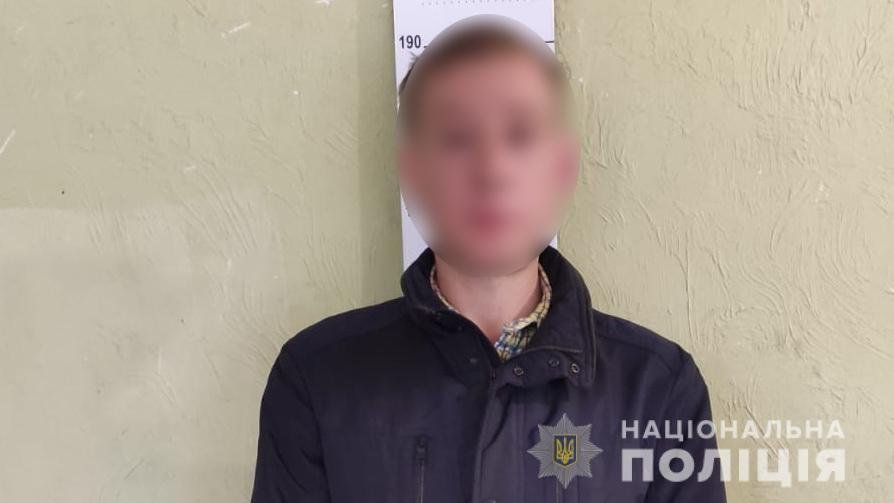 Не понравились названия: в Сумах мужчина разгромил ювелирные магазины и банки 3