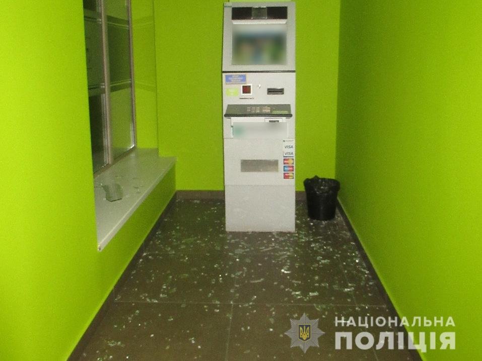 Не понравились названия: в Сумах мужчина разгромил ювелирные магазины и банки 1