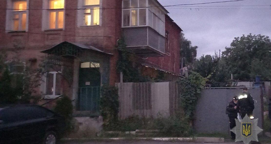 В Харькове пьяный мужчина издевался над родственниками и избил патрульного, который приехал на вызов 1