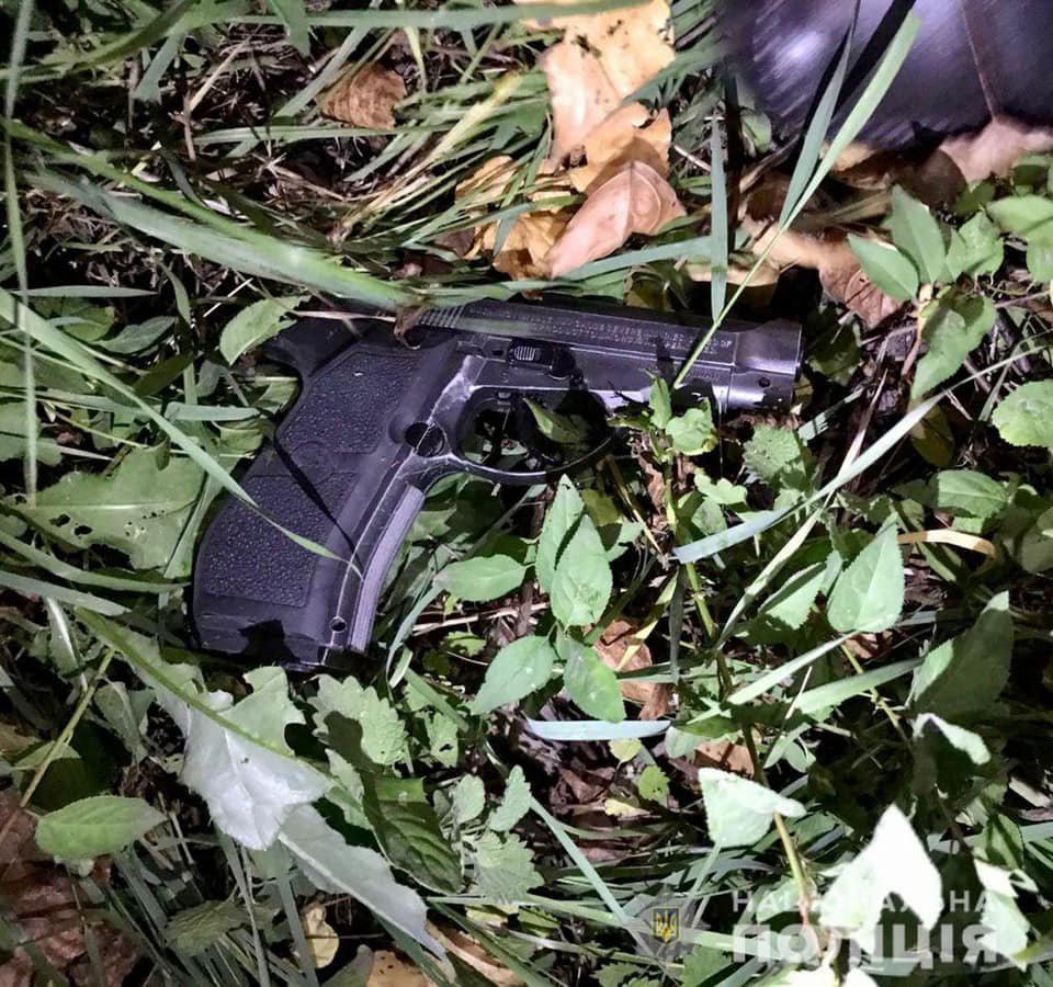 На Закарпатье парень выстрелил в мужчину из пистолета и ударил женщину за то, что они просили не обрисовывать их машину 5