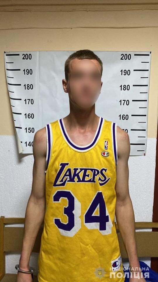 На Закарпатье парень выстрелил в мужчину из пистолета и ударил женщину за то, что они просили не обрисовывать их машину 1