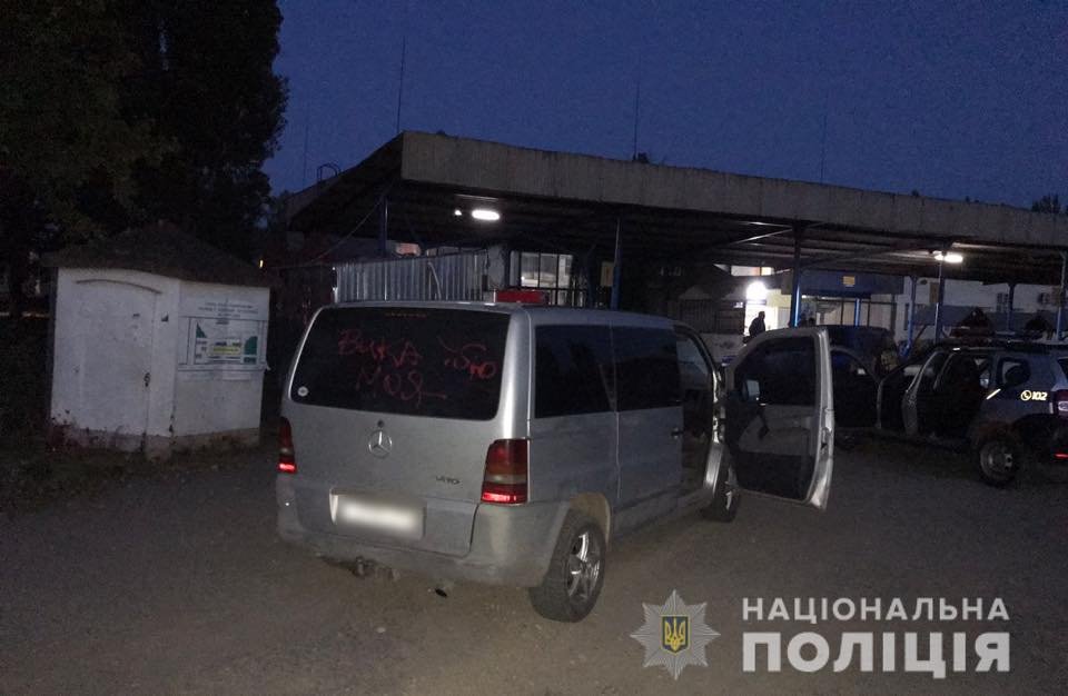 На Закарпатье парень выстрелил в мужчину из пистолета и ударил женщину за то, что они просили не обрисовывать их машину 4