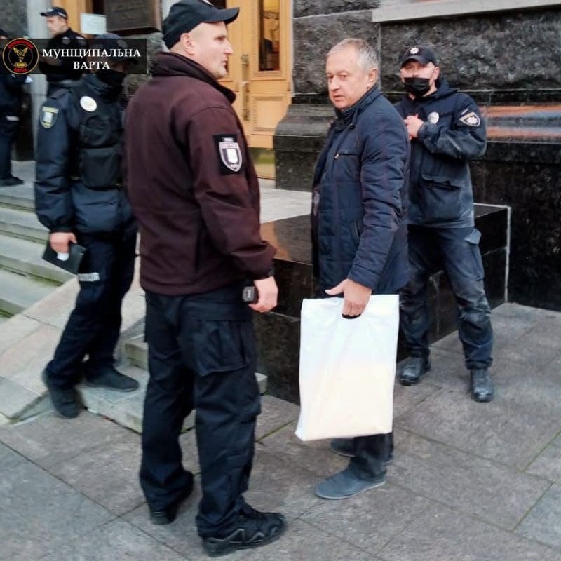 В Киеве мужчина пытался поджечь себя в Офисе президента 1