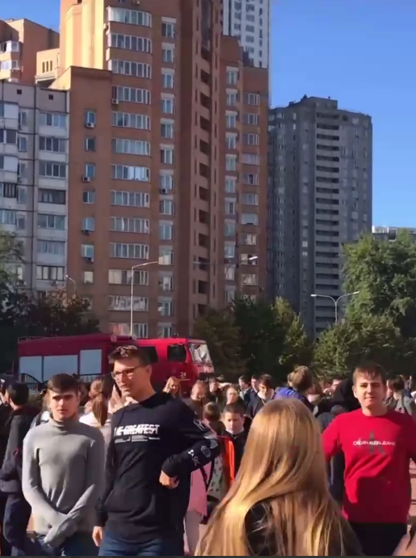 У Києві горіла інженерна гімназія: евакуювали 1 500 учнів 4