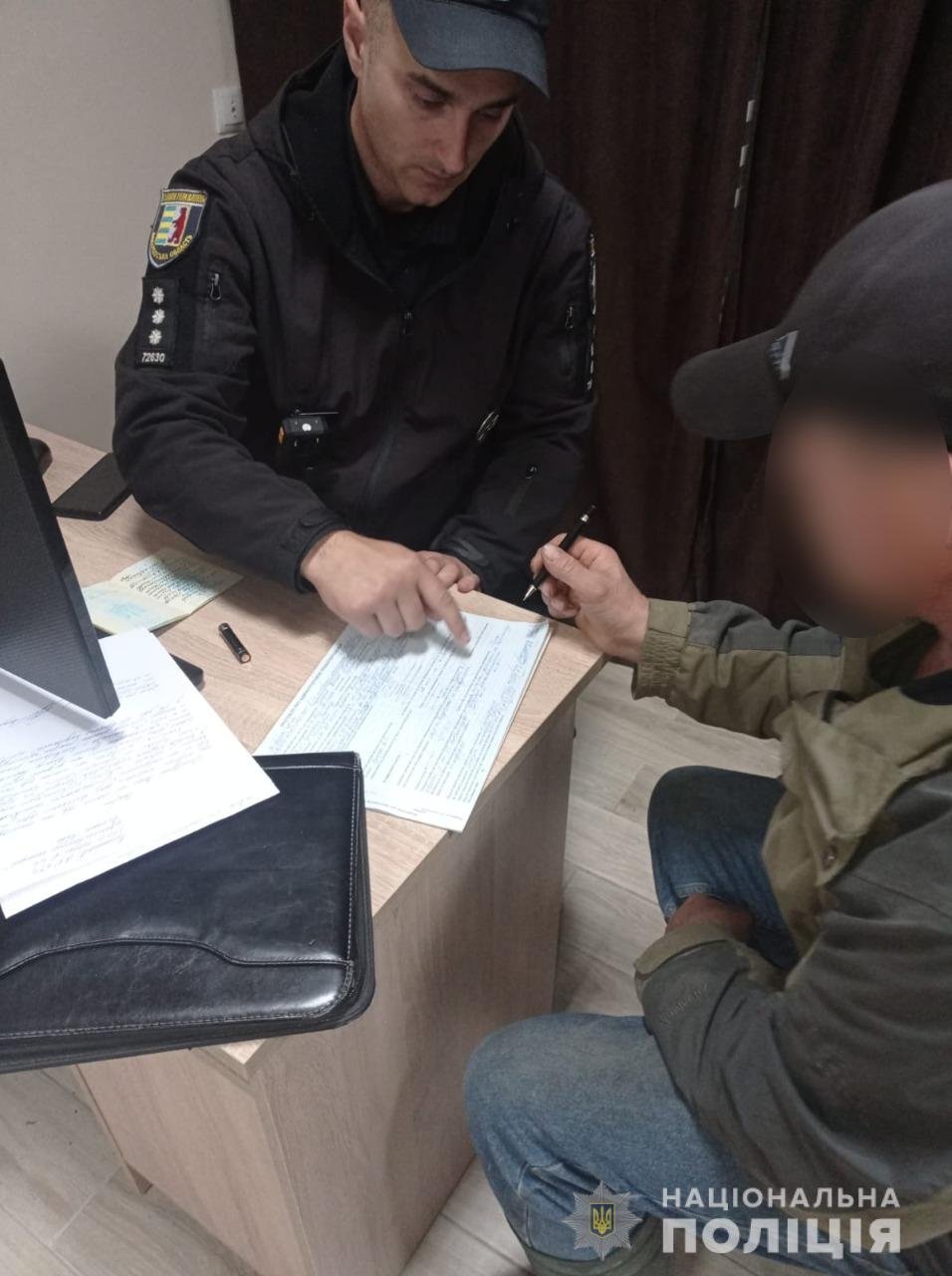 В Закарпатской области мужчина устроил свалку на берегу реки 3