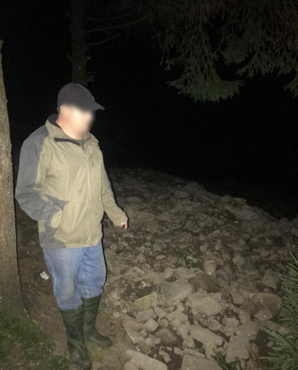 В Закарпатской области мужчина устроил свалку на берегу реки 1