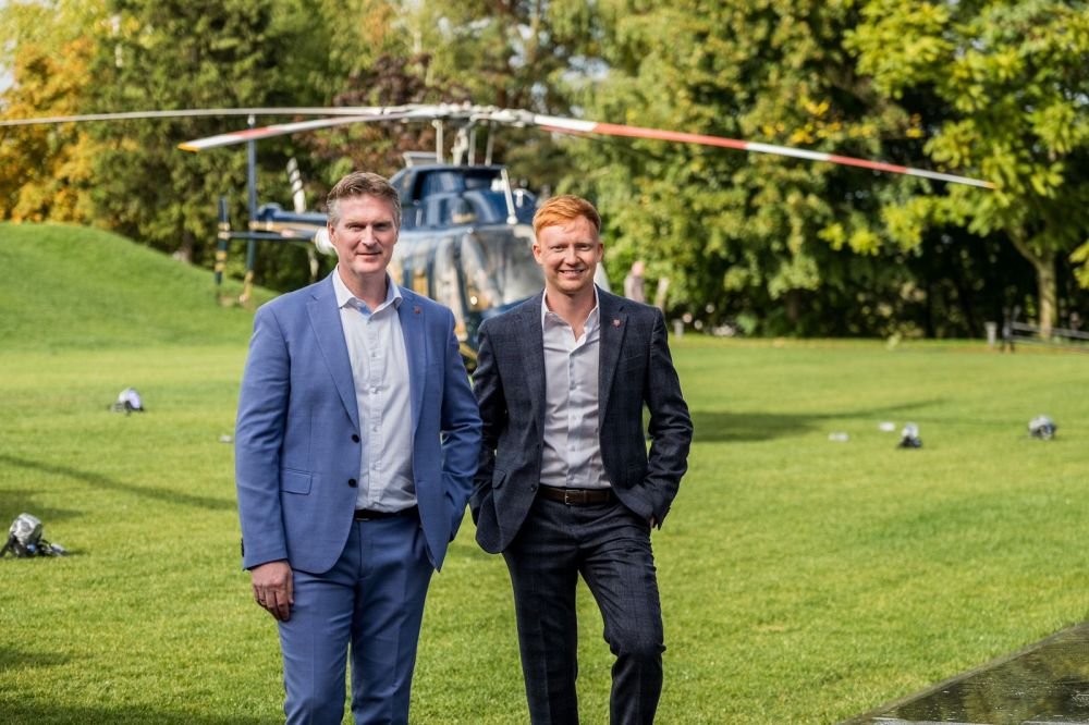 Пролетели на вертолёте 10 тысяч километров над 13 странами: украинцы установили национальный рекорд 1