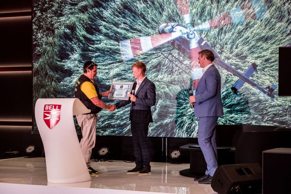 Пролетели на вертолёте 10 тысяч километров над 13 странами: украинцы установили национальный рекорд 2