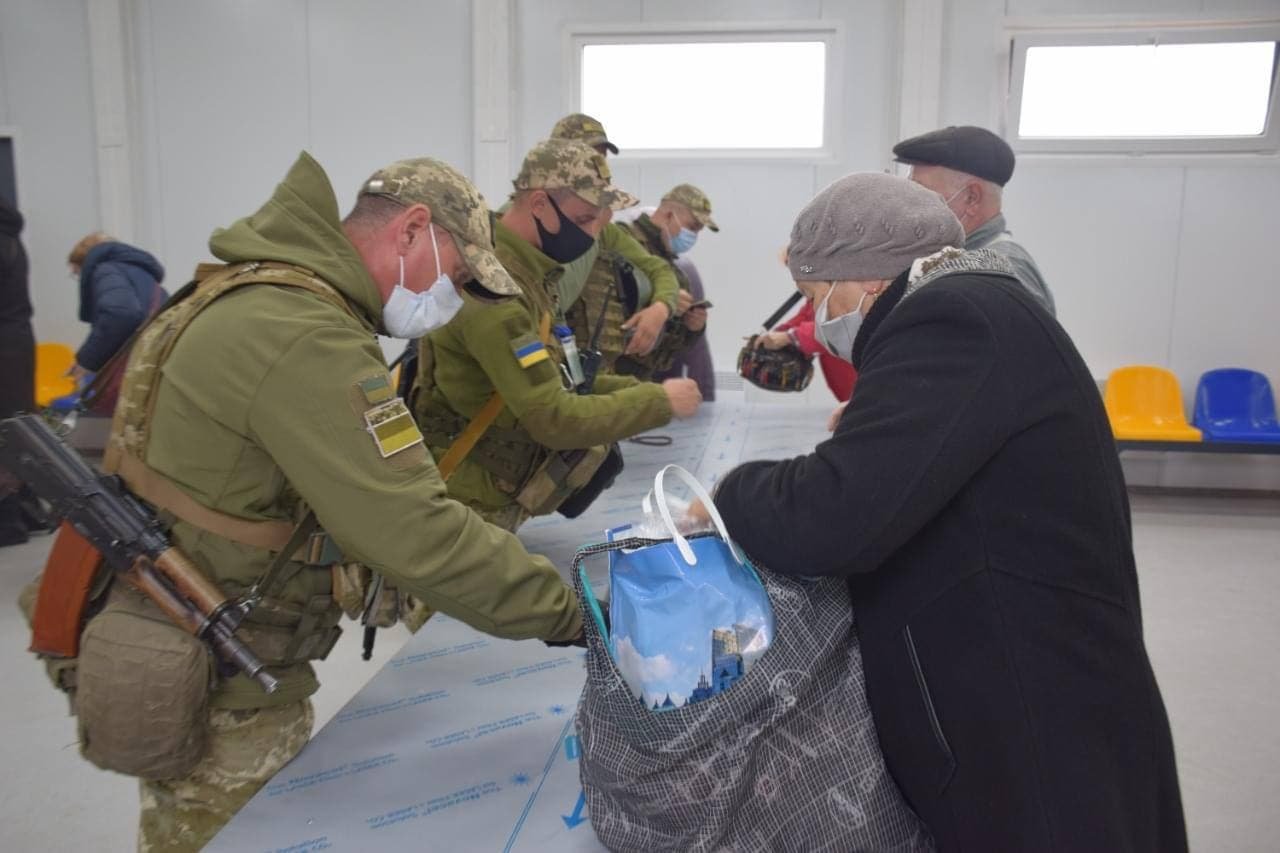 Как на Донбассе работают контрольно-пропускные пункты 3