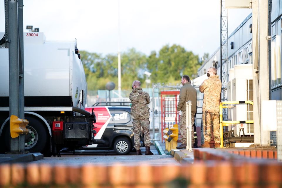 В Великобритании для доставки топлива на АЗС привлекли военных: в стране кризис из-за нехватки дальнобойщиков 5