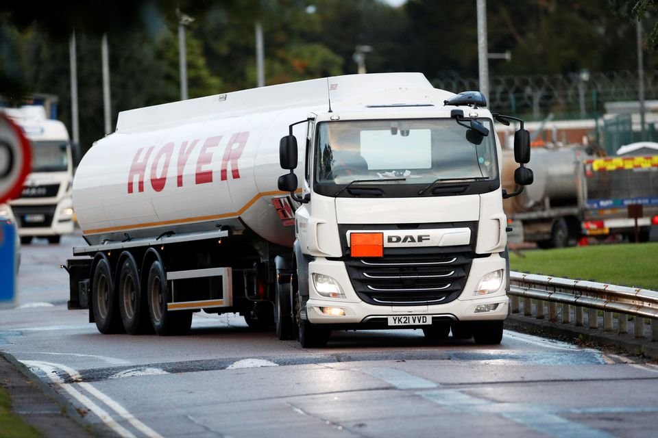 В Великобритании для доставки топлива на АЗС привлекли военных: в стране кризис из-за нехватки дальнобойщиков 4