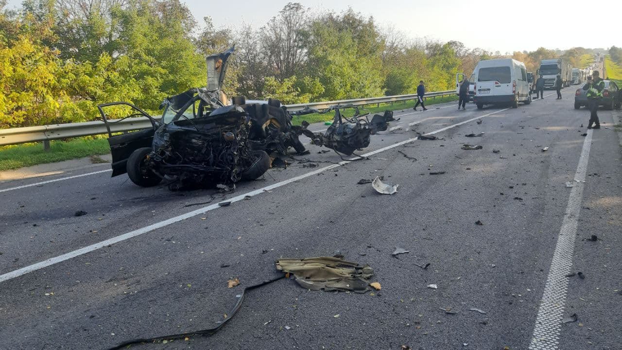 На трассе Киев — Чоп столкнулись пять автомобилей: есть погибший 4