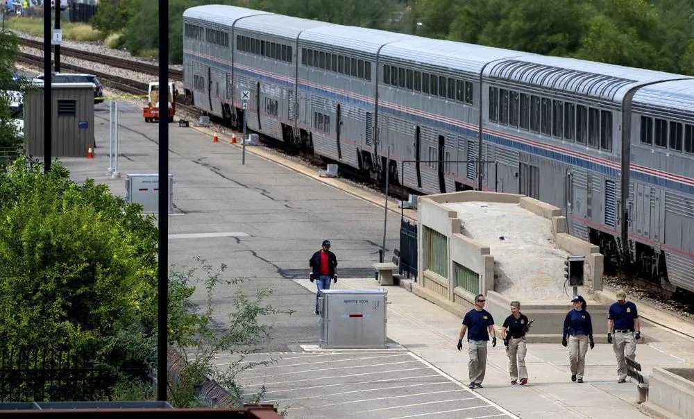 В США мужчина устроил стрельбу в поезде с пассажирами: есть погибший и раненые 3