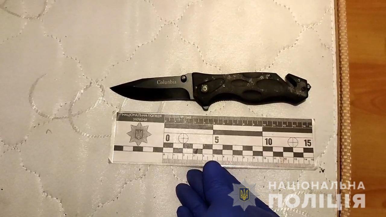 В Одессе мужчина порезал ножом двух полицейских. До этого он залез на забор участка и бросал камни в машины 2