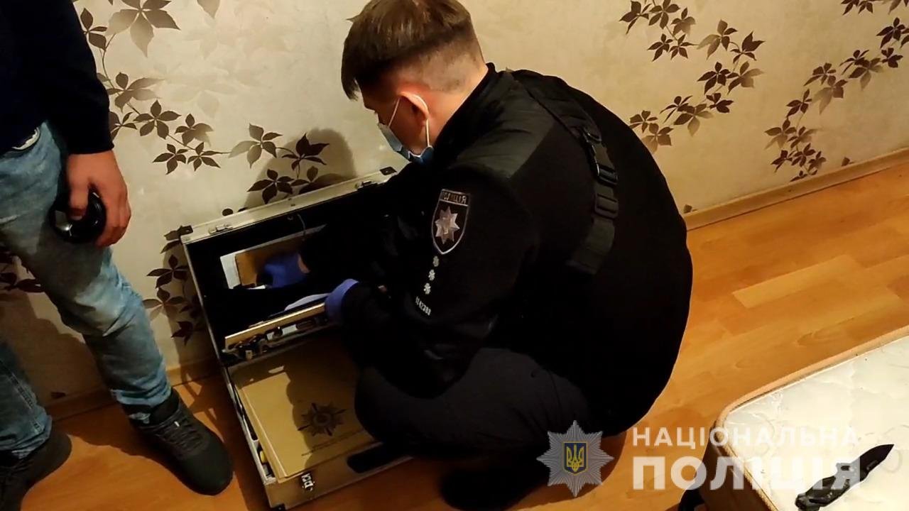 В Одессе мужчина порезал ножом двух полицейских. До этого он залез на забор участка и бросал камни в машины 1