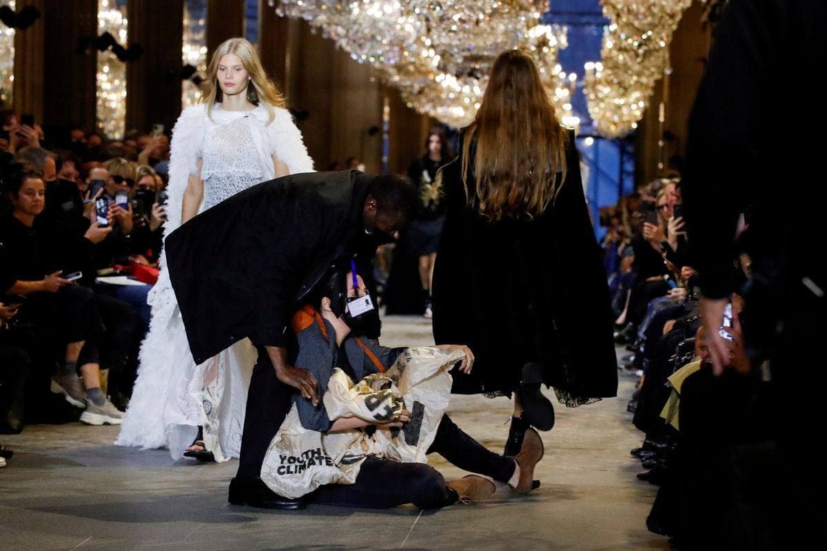 Протестующие против изменения климата сорвали показ Louis Vuitton в Париже 3