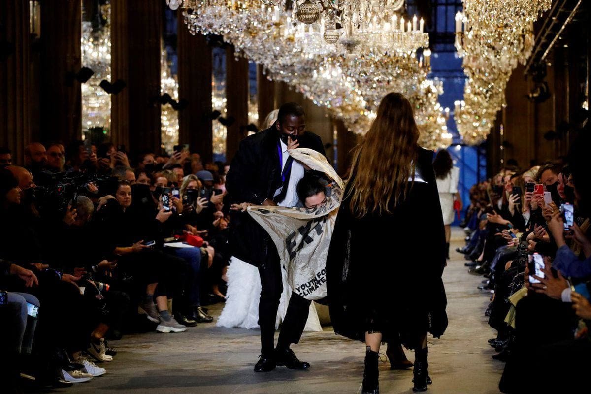 Протестующие против изменения климата сорвали показ Louis Vuitton в Париже 1