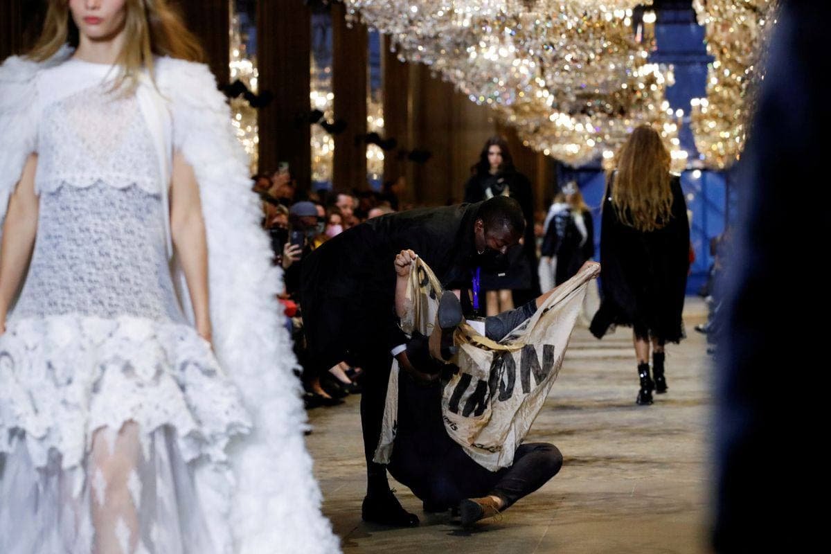 Протестующие против изменения климата сорвали показ Louis Vuitton в Париже 2