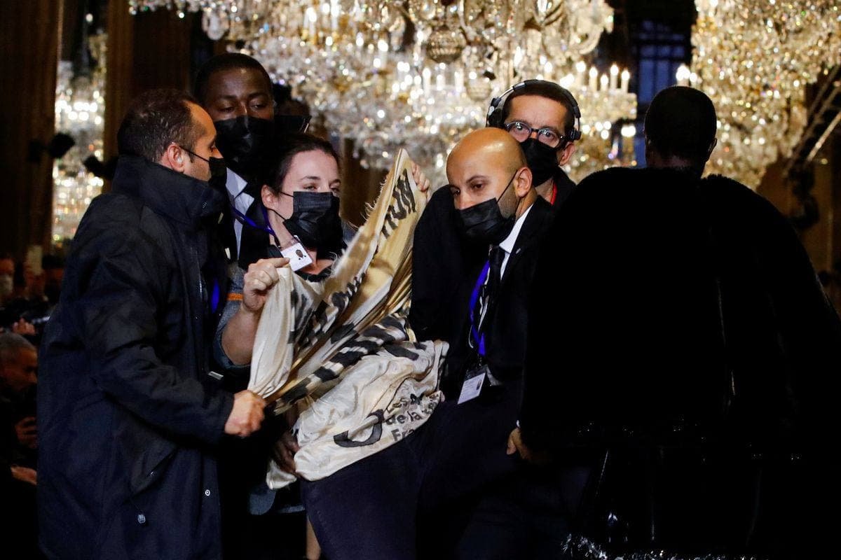 Протестующие против изменения климата сорвали показ Louis Vuitton в Париже 4