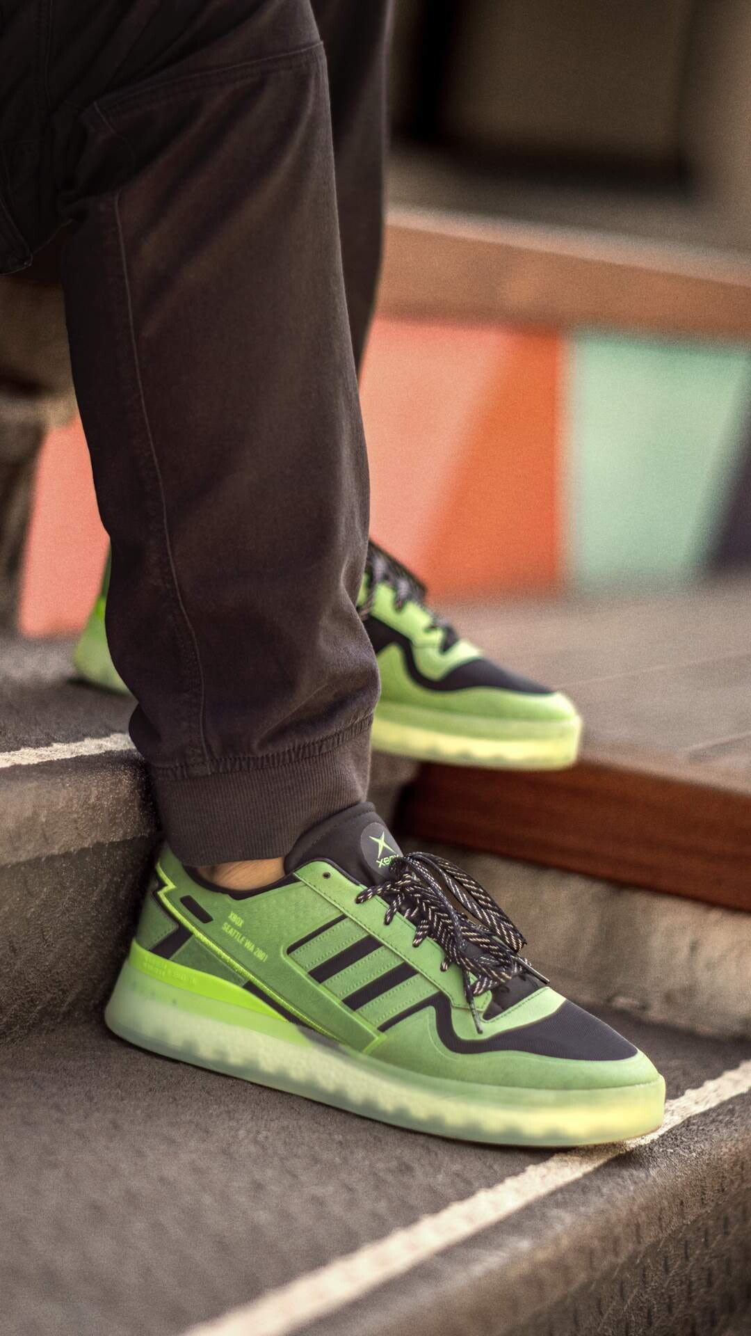 Microsoft вместе с Adidas анонсировали кроссовки, стилизованные под оригинальную Xbox 2