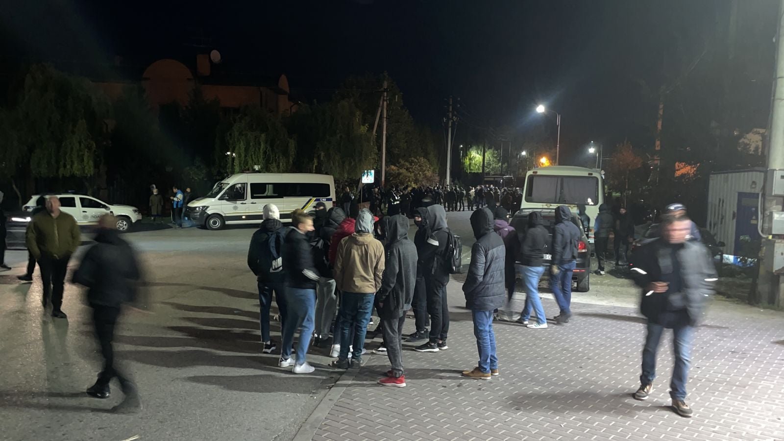 Протест и столкновения под домом Порошенко в Козине: фото и видео с места событий 5