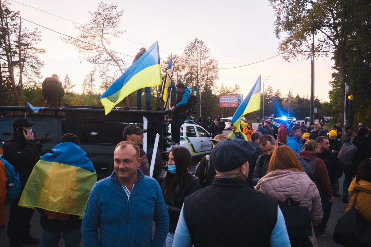 Митингующие попытались вызвать Зеленского на «серьёзный разговор» (ФОТО) 4