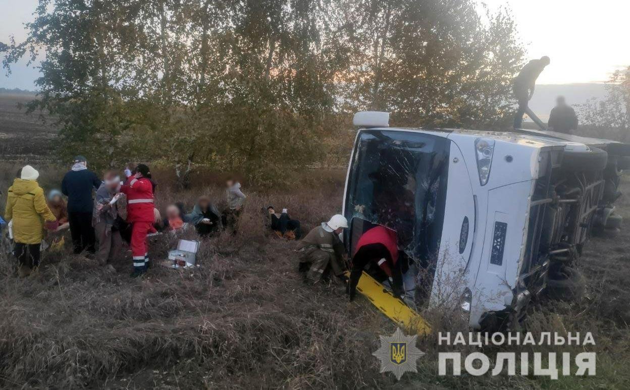 У Полтавській області перекинувся автобус з пасажирами: постраждали 11 людей 1