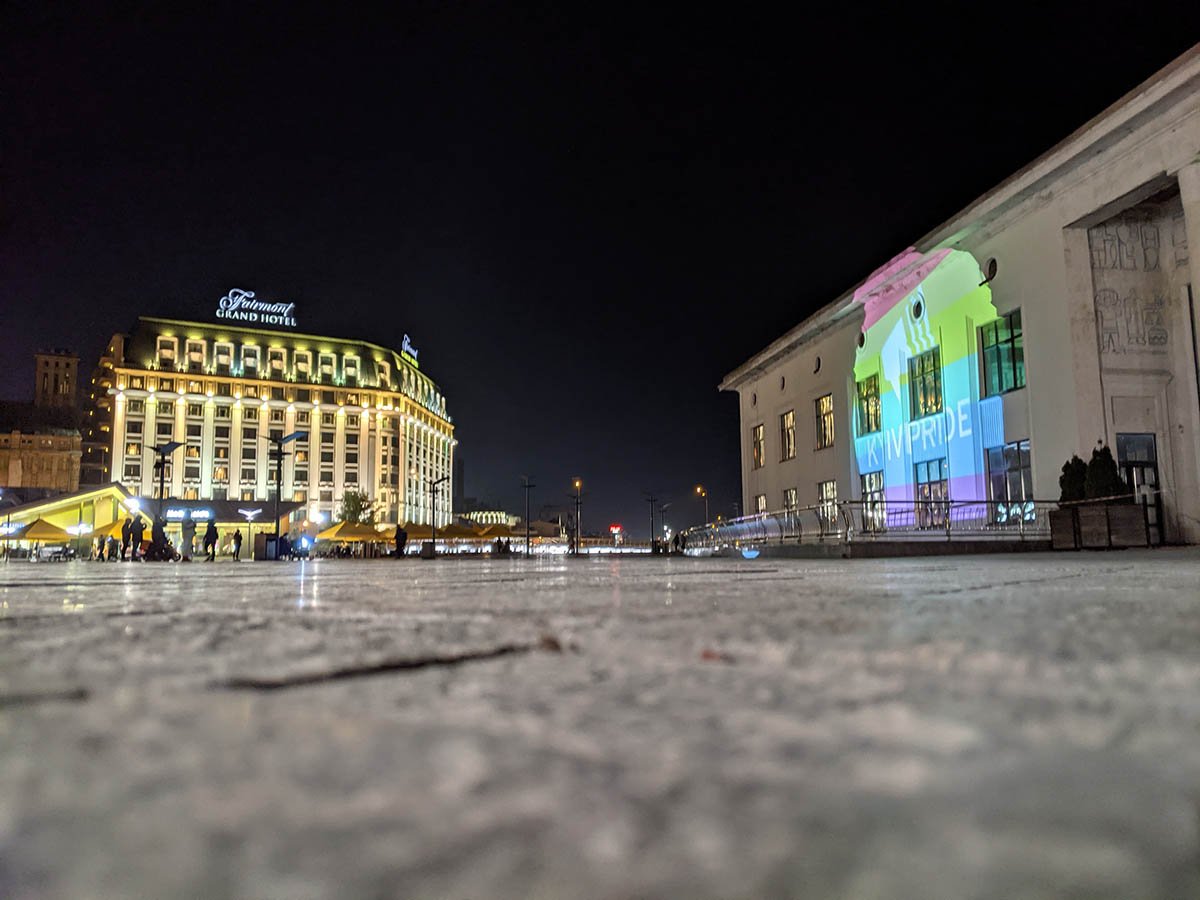 В центрі Києва будівлі підсвітили кольорами ЛГБТ-прапору 1