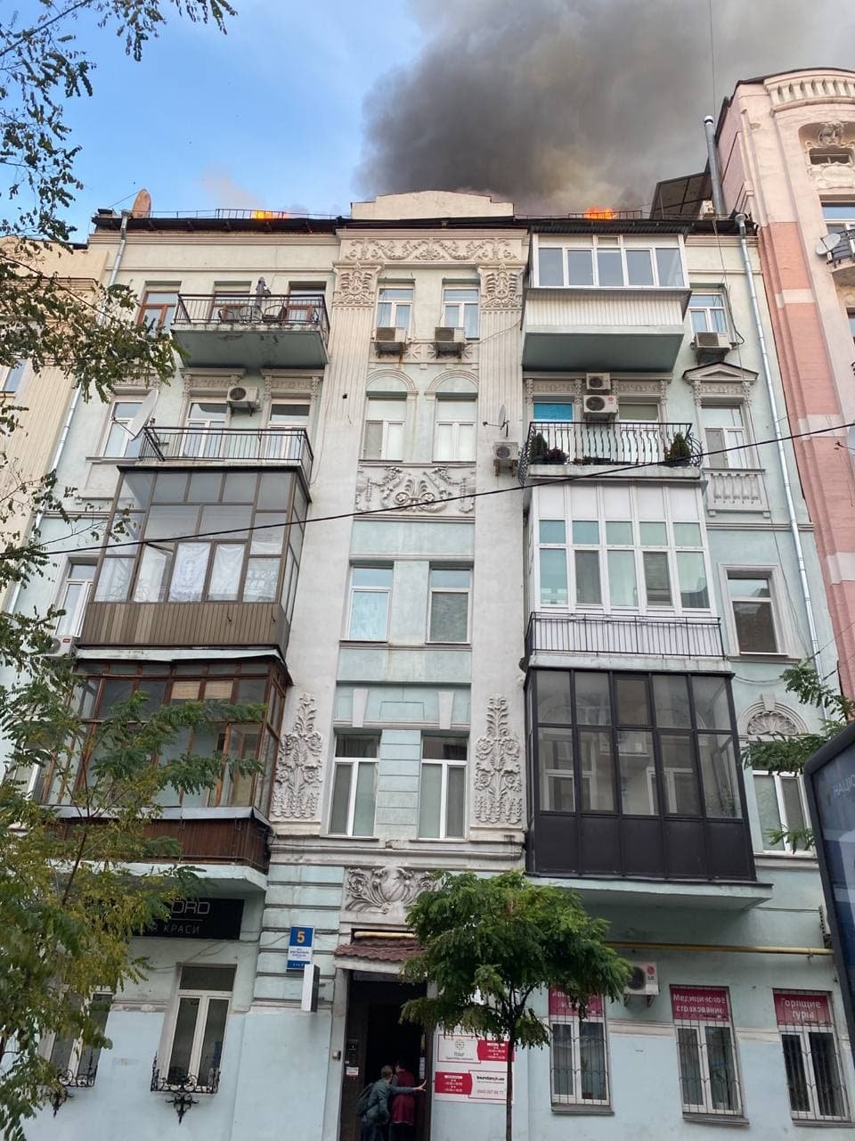 В центре Киева горел в жилой дом: жителей эвакуировали 2