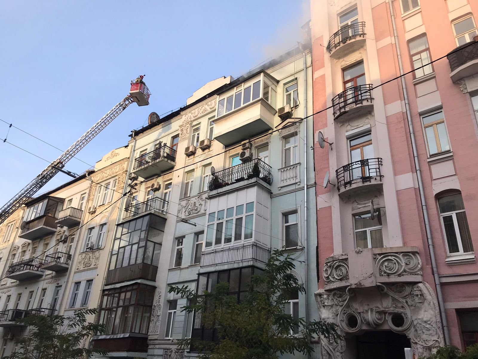 В центре Киева горел в жилой дом: жителей эвакуировали 1